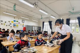 Học sinh Trường Tiểu học Chi Đông (xã Quang Minh, Hà Nội) ăn bán trú. (Ảnh: Nguyễn Cúc/TTXVN)