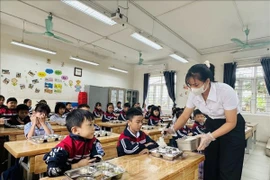 Học sinh Trường Tiểu học Chi Đông (xã Quang Minh, Hà Nội) ăn bán trú. (Ảnh: Nguyễn Cúc/TTXVN)