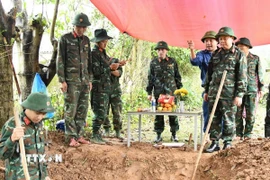 Sư đoàn 968 (Quân khu 4) chỉ đạo Đội tìm kiếm, quy tập hài cốt liệt sỹ tiếp tục mở rộng phạm vi tìm kiếm. (Ảnh: TTXVN phát)