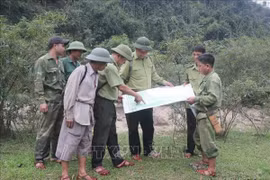 Tổ tuần tra, bảo vệ rừng thuộc Trạm quản lý bảo vệ rừng Nga My (Hạt Kiểm lâm Pù Huống) xác định tọa độ thực địa trong vùng lõi khu bảo tồn thiên nhiên Pù Huống. (Ảnh: Xuân Tiến/TTXVN)