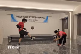 Một tiết mục biểu diễn bóng đá nghệ thuật tại sự kiện. (Ảnh: Đức Thắng/TTXVN)