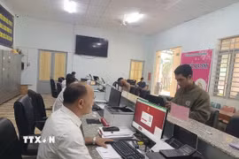 Người dân đến giải quyết thủ tục hành chính tại Trung tâm Phục vụ hành chính công xã Bù Gia Mập. (Ảnh: K GỬIH/TTXVN)