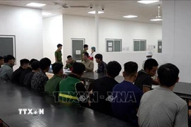 Tuyên truyền, vận động công nhân lao động tham gia phòng, chống ma túy. (Ảnh: Mai Ngoan/TTXVN)