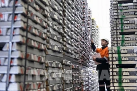 Công nhân kiểm tra sản phẩm nhôm thô ở kho cảng Canada. (Ảnh: ZUMAPRESS/TTXVN)