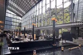 Không gian uống trà chiều sang trọng và lãng mạn của Gajoen. (Ảnh: Nguyễn Tuyến/TTXVN)