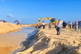 Để khơi thông dòng chảy sông Lý Hòa, UBND xã Đông Trạch đã huy động 6 máy đào, làm việc liên tục 24/24 giờ. (Ảnh: TTXVN phát)
