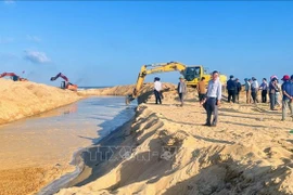 Để khơi thông dòng chảy sông Lý Hòa, UBND xã Đông Trạch đã huy động 6 máy đào, làm việc liên tục 24/24 giờ. (Ảnh: TTXVN phát)