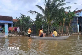 Những xóm dân thuộc thôn Hiệp Đồng, xã Hòa Xuân vẫn đang bị cô lập. (Ảnh: Xuân Quý/TTXVN)