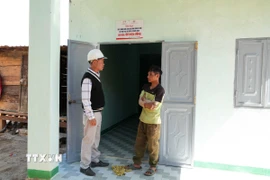 Chính quyền xã Măng Ri thăm hỏi gia đình anh A Hon (sinh năm 1990, trú tại thôn Lộc Bông) được nhận căn nhà mới trong Chiến dịch Quang Trung. (Ảnh: Dư Toán/TTXVN)