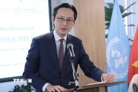Đại sứ, Trưởng Phái đoàn Thường trực Việt Nam tại Liên Hợp Quốc Đỗ Hùng Việt phát biểu tại buổi lễ. (Ảnh: Thanh Tuấn/TTXVN)