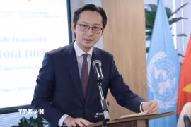 Đại sứ, Trưởng Phái đoàn Thường trực Việt Nam tại Liên Hợp Quốc Đỗ Hùng Việt phát biểu tại buổi lễ. (Ảnh: Thanh Tuấn/TTXVN)