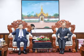 Giáo sư, Tiến sỹ Kikeo Khaykhamphithoun, Ủy viên Bộ Chính trị, Chủ tịch Ủy ban Trung ương Mặt trận Lào xây dựng đất nước, Chủ tịch Hội đồng Lý luận Trung ương Lào tiếp và làm việc với Đoàn đại biểu Học viện Chính trị quốc gia Hồ Chí Minh. (Ảnh: Xuân Tú/TTXVN)