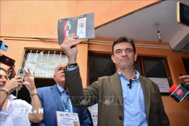 Ông Rodrigo Paz bỏ phiếu tại điểm bầu cử ở Tarija, Bolivia ngày 19/10/2025. (Ảnh: THX/TTXVN)