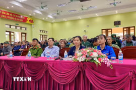 Lớp học "Bình dân học vụ số" tại điểm cầu phường Trần Lãm (tỉnh Hưng Yên) thu hút 400 cán bộ, đoàn viên và người dân tham gia. (Ảnh: Thu Hoài/TTXVN)