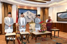 Tân Thủ tướng lâm thời Nepal Sushila Karki (phải) tuyên thệ nhậm chức sau khi được Tổng thống Ram Chandra Paudel (thứ 2, phải) bổ nhiệm, tại Kathmandu, ngày 12/9/2025. (Ảnh: THX/TTXVN)