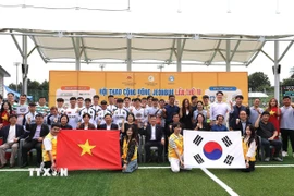 Các đại biểu chụp ảnh lưu niệm. (Ảnh: Khánh Vân/TTXVN)