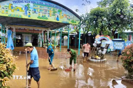 Lực lượng vũ trang thành phố Đà Nẵng giúp cơ sở giáo dục dọn vệ sinh sau mưa lũ. (Ảnh: Trần Tĩnh/TTXVN)