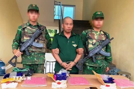 Đối tượng Nguyễn Ngọc Lân cùng tang vật 18.000 viên ma túy tổng hợp. (Ảnh: TTXVN phát)