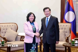 Chủ tịch Ủy ban Trung ương Mặt trận Tổ quốc Việt Nam Bùi Thị Minh Hoài với Tổng Bí thư, Chủ tịch nước Lào Thongloun Sisoulith. (Ảnh: Phạm Kiên/TTXVN)