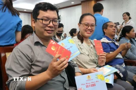 Công nhân lao động vui mừng nhận quà Tết. (Ảnh: Thanh Vũ/TTXVN)