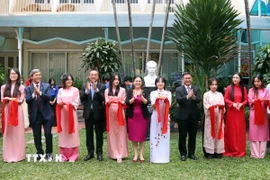 Khánh thành công trình tượng Anh hùng dân tộc Cuba Jose Marti trong khuôn viên Tổng lãnh sự quán Cuba tại Thành phố Hồ Chí Minh. (Ảnh: Xuân Khu/TTXVN)