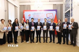 Các đại biểu tại Lễ ra mắt Đặc san Việt Nam-Cuba 65 năm chung nhịp đập hữu nghị. (Ảnh: An Đăng/TTXVN)