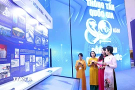 Tổng Giám đốc Thông tấn xã Việt Nam Vũ Việt Trang trực tiếp chỉ đạo tại khu trưng bày của Thông tấn xã Việt Nam. (Ảnh: Phạm Kiên/TTXVN)