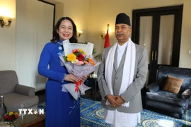 Phó Tổng thống Nepal tặng hoa Phó Chủ tịch nước Võ Thị Ánh Xuân. (Ảnh: Ngọc Thúy/TTXVN)