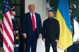 Tổng thống Ukraine Volodymyr Zelensky (thứ 2, phải) trong cuộc gặp Tổng thống Mỹ Donald Trump (thứ 2, trái) tại Washington DC., ngày 18/8/2025. (Nguồn: THX/TTXVN)