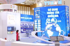Khu trưng bày của TTXVN giới thiệu hành trình 80 năm cơ quan thông tấn quốc gia ra đời, xây dựng, phát triển và đồng hành cùng đất nước, với thông điệp “Nguồn tin chính thống - Dòng tin chủ lực.” (Ảnh: Phạm Kiên/TTXVN)