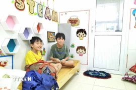 Các em nhỏ tại xã Đan Hải được bố trí ở tại các trường học, nhà văn hóa và sẽ nghỉ học trong 2 ngày. (Ảnh: Hữu Quyết/TTXVN)