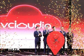 Các đại biểu thực hiện nghi thức khai trương thương hiệu điện toán đám mây (cloud) quốc tế Vcloudia tại Vương quốc Campuchia. (Ảnh: Hoàng Minh/TTXVN) 