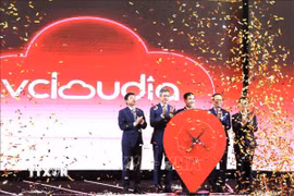 Các đại biểu thực hiện nghi thức khai trương thương hiệu điện toán đám mây (cloud) quốc tế Vcloudia tại Vương quốc Campuchia. (Ảnh: Hoàng Minh/TTXVN) 