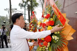 Thường trực Ban Bí thư Trần Cẩm Tú dâng hoa tại Khu mộ Tổng Bí thư Trần Phú, xã Đức Thọ, tỉnh Hà Tĩnh. (Ảnh: Phương Hoa/TTXVN)