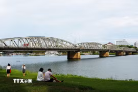 Cầu Trường Tiền bắc qua sông Hương, thành phố Huế. (Ảnh: Nguyên Lý/TTXVN)