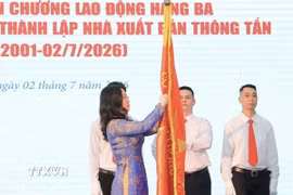 Bộ trưởng Bộ Văn hóa, Thể thao và Du lịch Lâm Thị Phương Thanh trao Huân chương Lao động hạng Ba của Chủ tịch nước tặng Nhà xuất bản Thông tấn. (Ảnh: Minh Quyết/TTXVN)