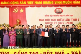 Phó Thủ tướng Chính phủ Lê Thành Long trao quyết định cho Ban Chấp hành Đảng ủy Bộ GD&ĐT khóa I, nhiệm kỳ 2025 - 2030. (Ảnh: Thanh Tùng/TTXVN)