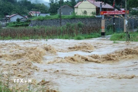 Nước suối dâng cao và chảy xiết gây chia cắt giao thông tới khu dân cư phường Lương Văn Tri, tỉnh Lạng Sơn. (Ảnh: Quang Duy/TTXVN)