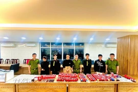 Các đối tượng bị bắt cùng tang vật trong vụ án do Công an thành phố Đà Nẵng triệt phá tháng 1/2025 (Ảnh: TTXVN phát)