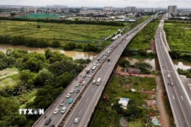 Đường dẫn cao tốc Thành phố Hồ Chí Minh - Long Thành (bên trái) từ nút giao An Phú, thành phố Thủ Đức. (Ảnh: Hồng Đạt/TTXVN) 