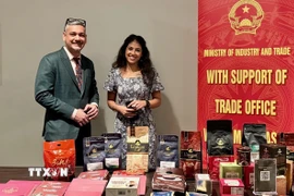 Doanh nghiệp Canada thăm quan sản phẩm Cà phê - Ca cao của Việt Nam. (Ảnh: Thanh Hải/TTXVN)