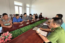 Công an tỉnh Đắk Lắk làm việc với các đối tượng liên quan trong vụ án. (Ảnh: TTXVN phát)