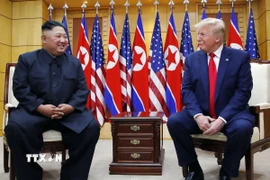 (Tư liệu) Tổng thống Mỹ Donald Trump (phải) và nhà lãnh đạo Triều Tiên Kim Jong Un tại cuộc gặp ở làng đình chiến Panmunjom ở biên giới liên Triều, ngày 30/6/2019. (Ảnh: Yonhap/TTXVN)
