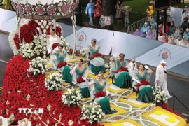 Đoàn xe chở "Nữ hoàng hoa hồng" và "Công chúa hoa hồng" trong lễ diễu hành ở Pasadena, California, Mỹ ngày 2/1/2026. (Ảnh: THX/TTXVN)