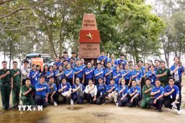 Đội hình tình nguyện Du học sinh Việt Nam chụp hình lưu niệm cùng các chiến sỹ tại Hải đội Biên phòng 1, Ban Chỉ huy Bộ đội Biên phòng Thành phố Hồ Chí Minh. (Ảnh: Trung Tuyến/TTXVN)