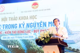 Phó Giáo sư, Tiến sỹ Đoàn Minh Huấn, Ủy viên Bộ Chính trị, Giám đốc Học viện Chính trị quốc gia Hồ Chí Minh phát biểu đề dẫn hội thảo. (Ảnh: Hoài Thu/TTXVN).