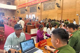 Lực lượng Công an tỉnh Phú Thọ thực hiện sinh trắc học đối với thân nhân liệt sỹ. (Ảnh: Nguyễn Thảo/TTXVN)