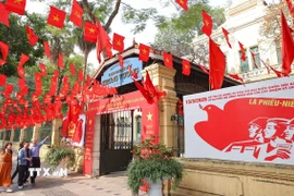 Khu vực bỏ phiếu số 05 tại Trường Trung học cơ sở Trưng Vương (phường Cửa Nam) trang hoàng rực rỡ, sẵn sàng cho Ngày hội lớn. (Ảnh: Thanh Tùng/TTXVN)