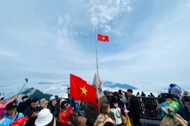 Khách tham quan đỉnh Fansipan, nơi được mệnh danh là "nóc nhà Đông Dương" với độ cao 3.143m. (Ảnh: Quốc Khánh/TTXVN)