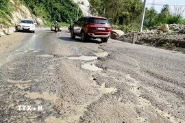 Đoạn Quốc lộ 19 đoạn qua đèo An Khê (tỉnh Gia Lai) xuất hiện ổ gà, sóng trâu gây nguy hiểm cho người tham gia giao thông. (Ảnh: Sỹ Thắng/TTXVN)